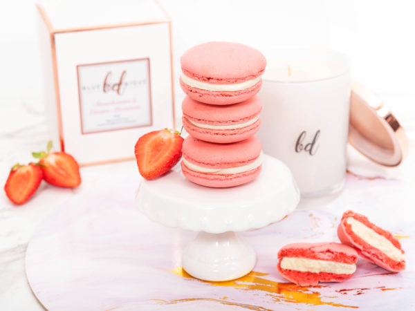SCENTED CANDLE – STRAWBERRIES & CREAM MACARONS