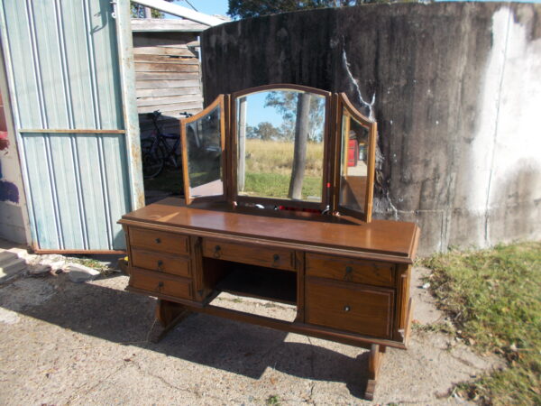ANTIQUE SOLID OAK DRESSING TABLE 3 ADJUSTABLE MIRRORS GREAT CONDITION $525