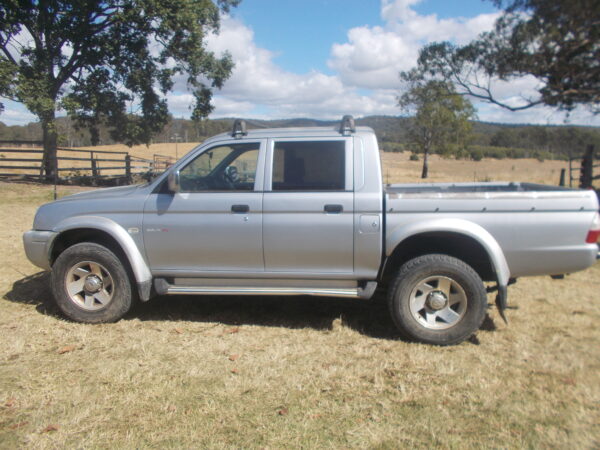 MITSUBISHI TRITON GLX-R 09/2005 TWIN CAB V6 AUTO 4WD RWC QLD REGO $8500 O.N.O