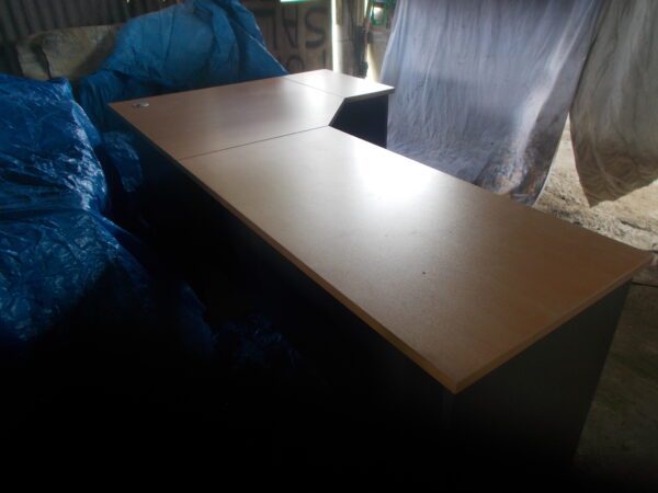 CORNER COMPUTER DESK 2.1M X 1.2M EXCELLENT CONDITION CABLE HOLES $225.00 O.N.O